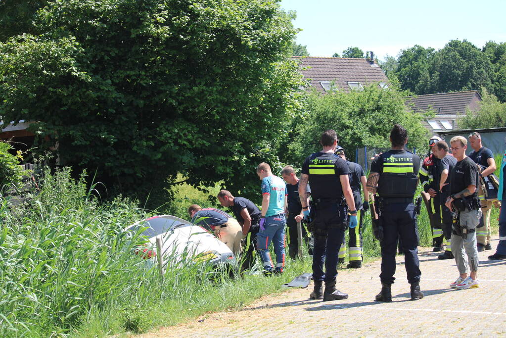 Auto raakte water, bestuurder bevrijdt