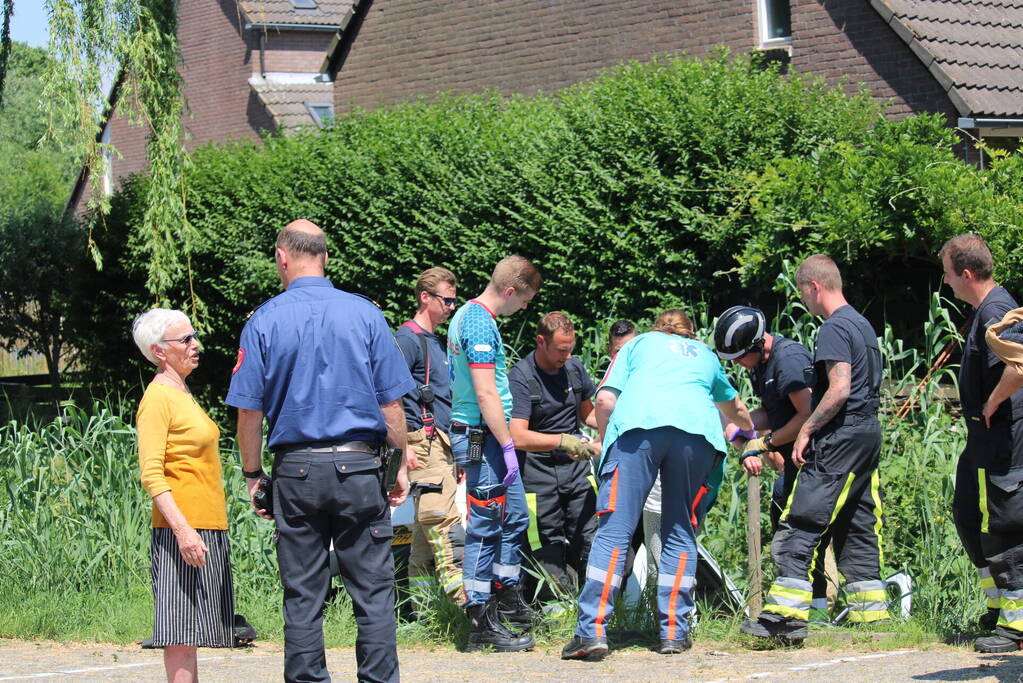 Auto raakte water, bestuurder bevrijdt