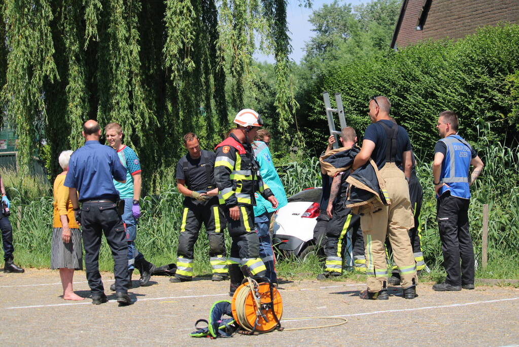 Auto raakte water, bestuurder bevrijdt