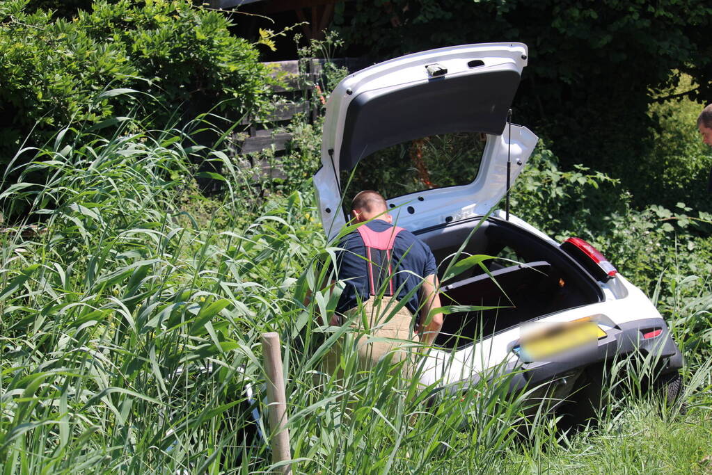 Auto raakte water, bestuurder bevrijdt