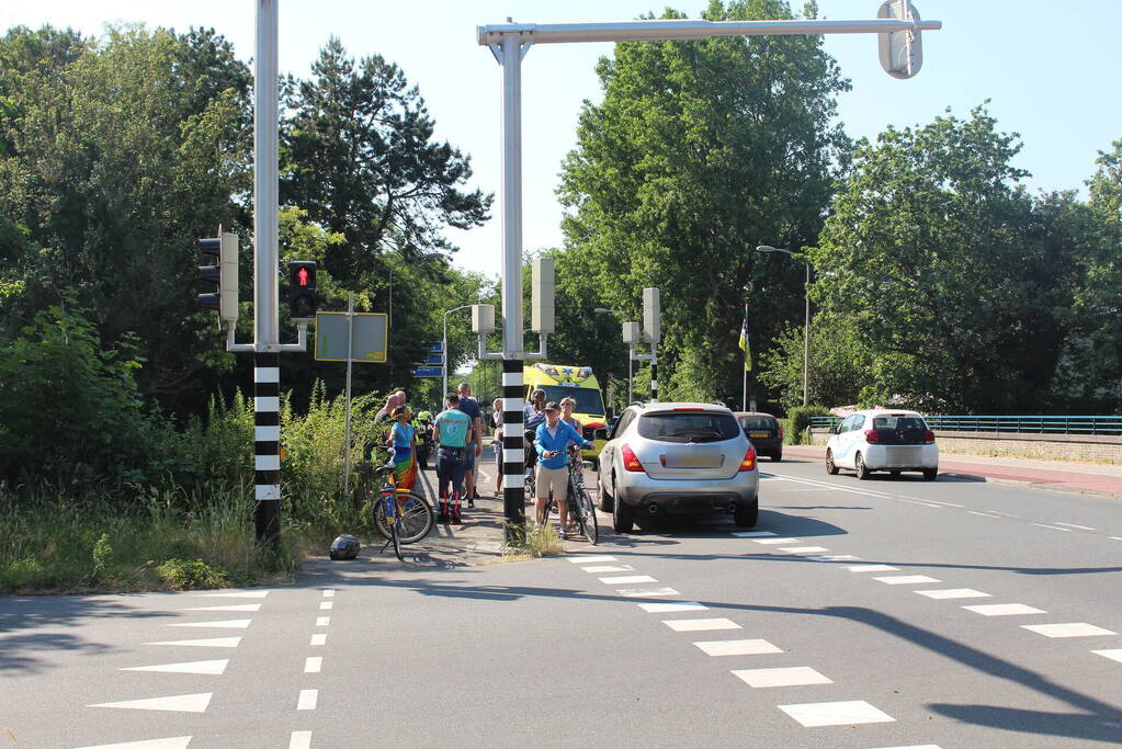 Personenauto en fietser in botsing op kruising