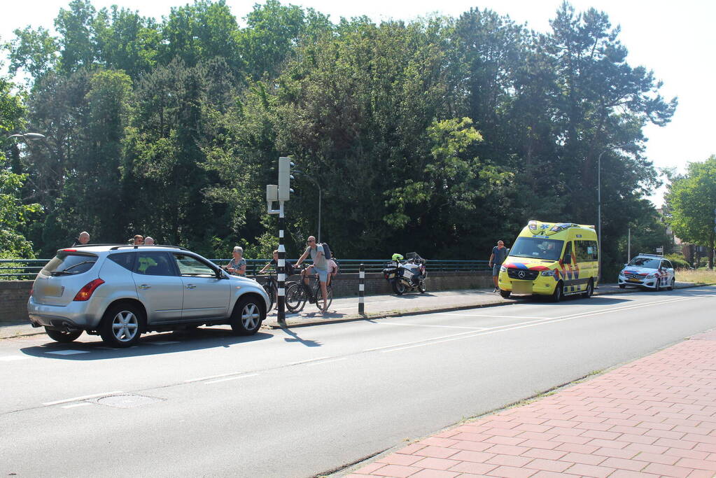 Personenauto en fietser in botsing op kruising