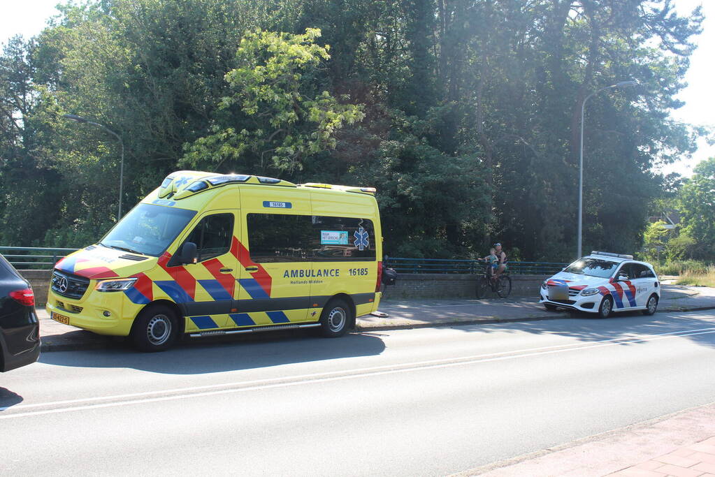 Personenauto en fietser in botsing op kruising