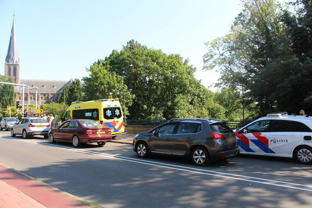 Personenauto en fietser in botsing op kruising