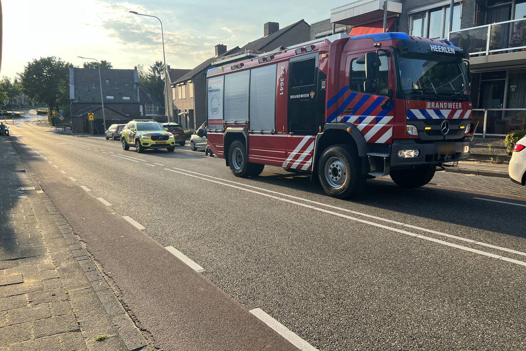 Man komt met hand tussen luifel terecht