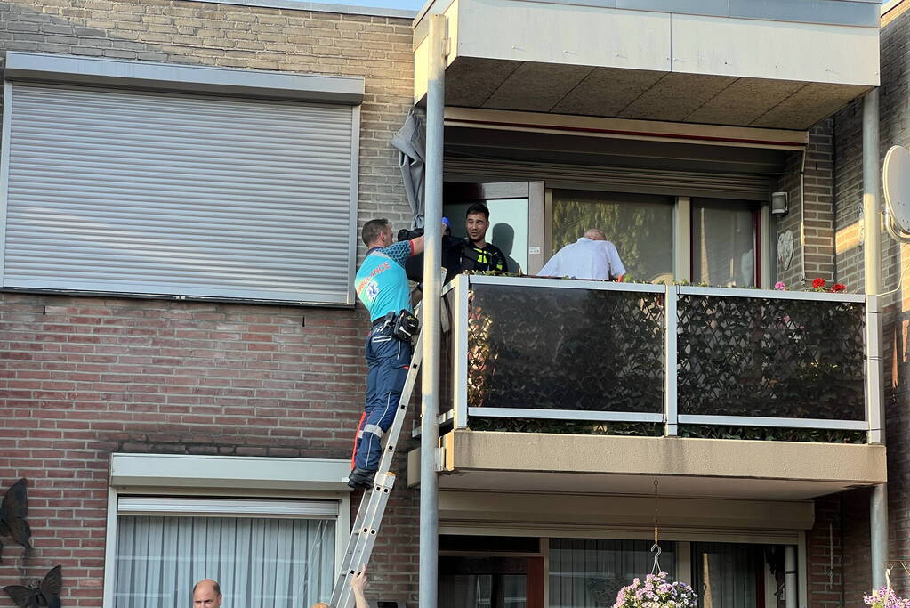 Man komt met hand tussen luifel terecht