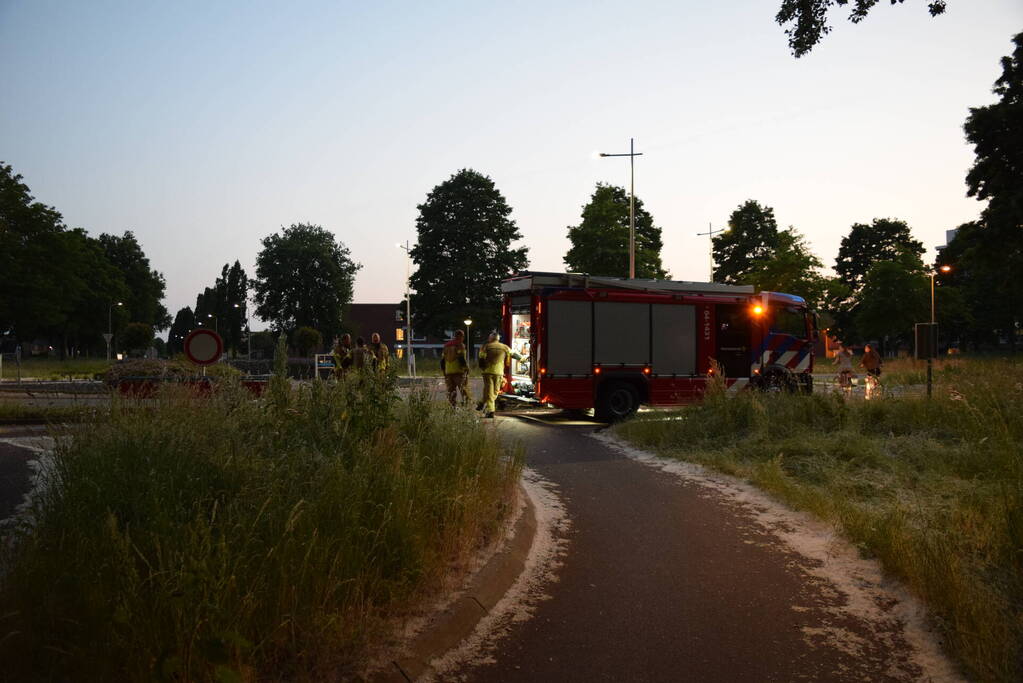 Bermbrand recht tegenover brandweerkazerne