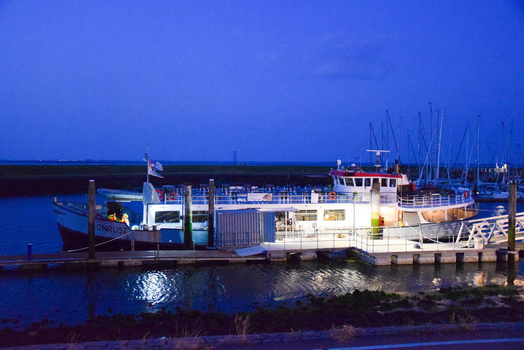 Rondvaartboot maakt water in haven