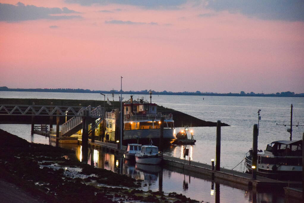 Rondvaartboot maakt water in haven