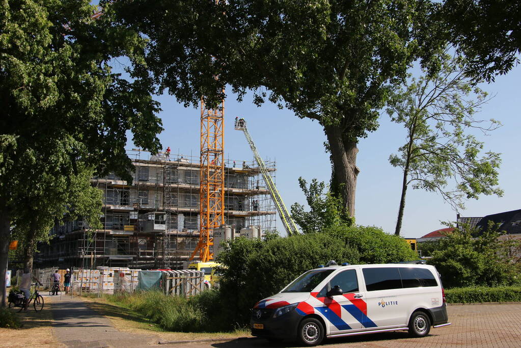 Bouwvakker komt onder betonblok terecht en raakt zwaargewond