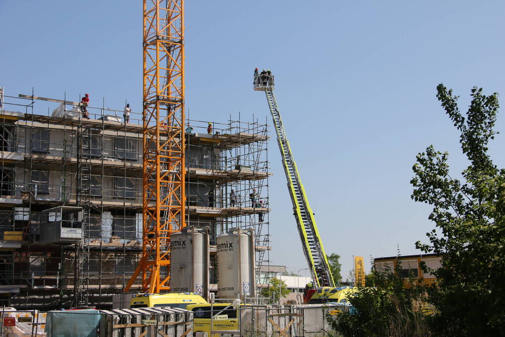 Bouwvakker komt onder betonblok terecht en raakt zwaargewond