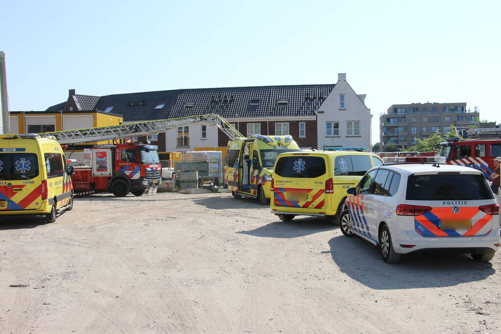 Bouwvakker komt onder betonblok terecht en raakt zwaargewond