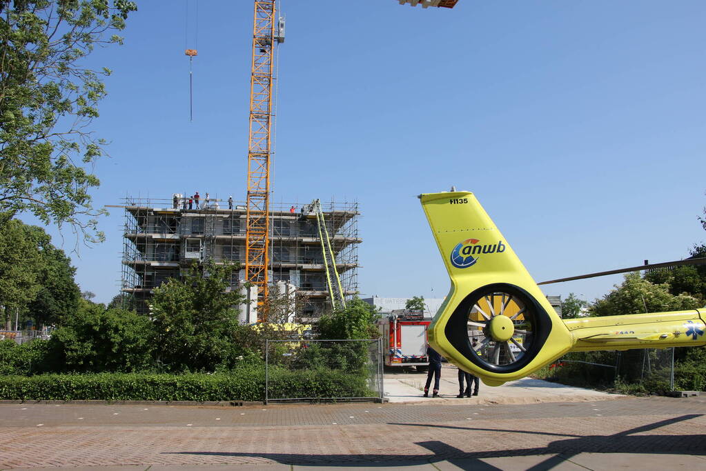 Bouwvakker komt onder betonblok terecht en raakt zwaargewond