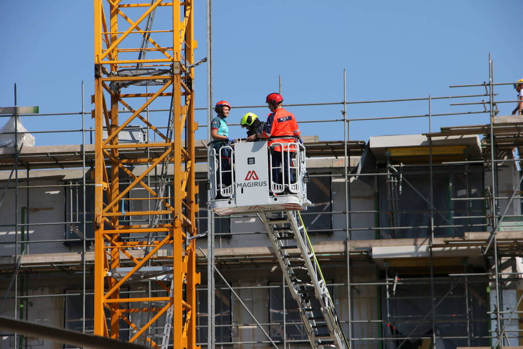 Bouwvakker komt onder betonblok terecht en raakt zwaargewond