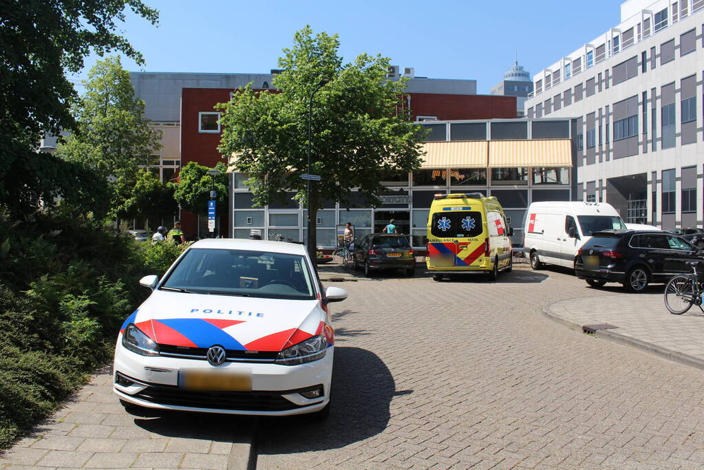 Scooterrijder botst op stenen blok