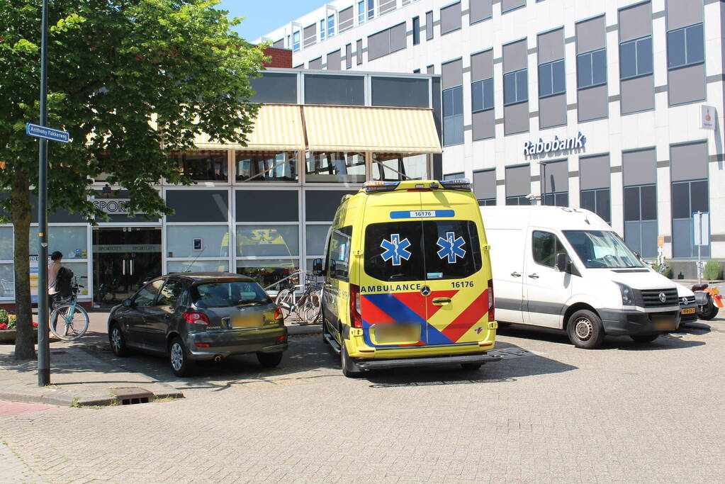 Scooterrijder botst op stenen blok