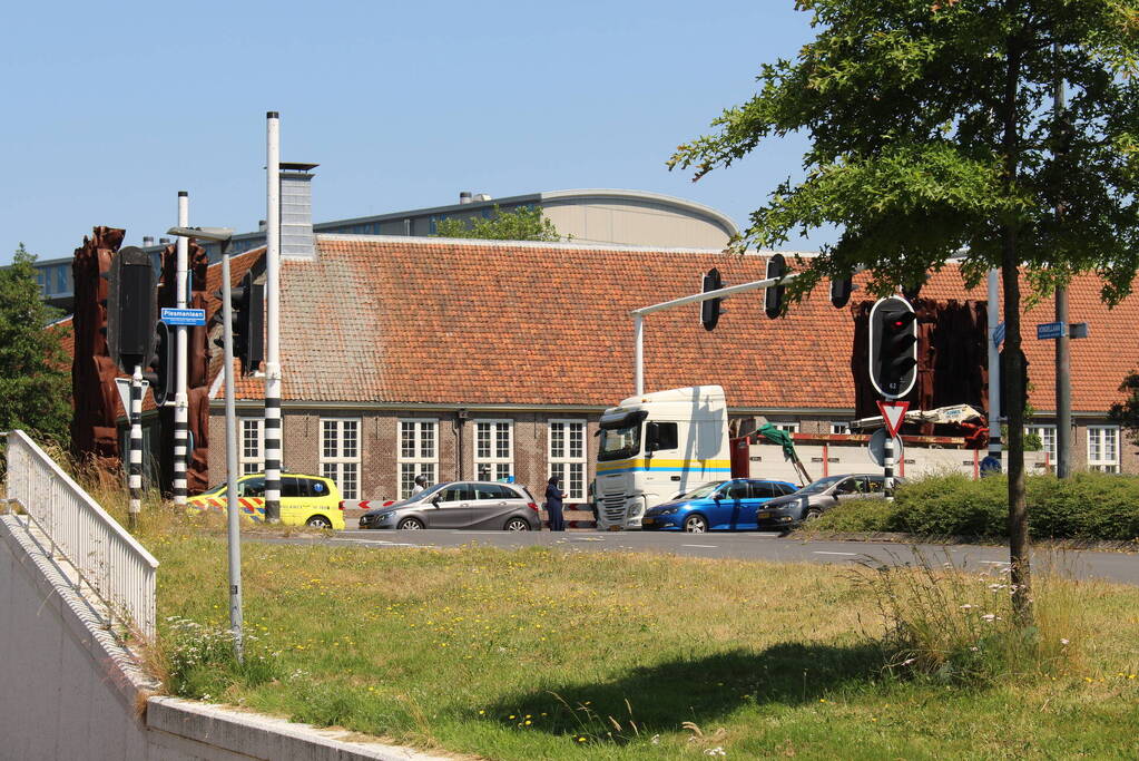 Vrachtwagen botst achter op lesauto