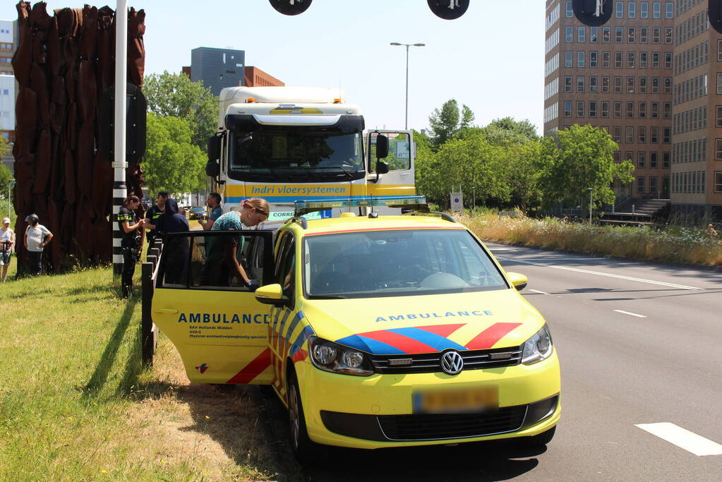 Vrachtwagen botst achter op lesauto