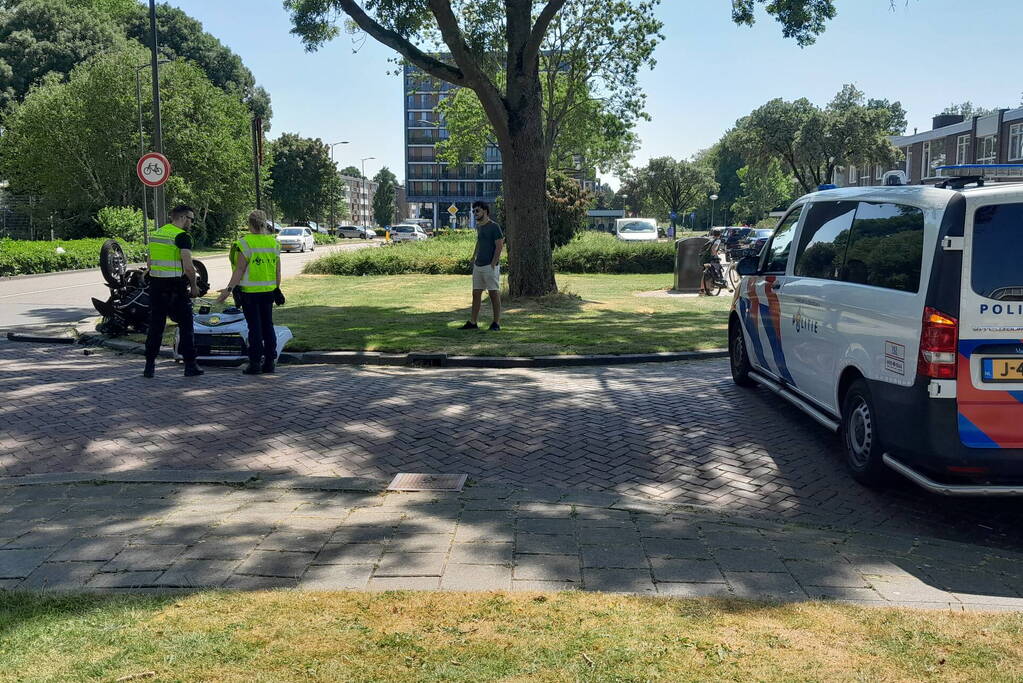 Motor belandt op de kop na aanrijding