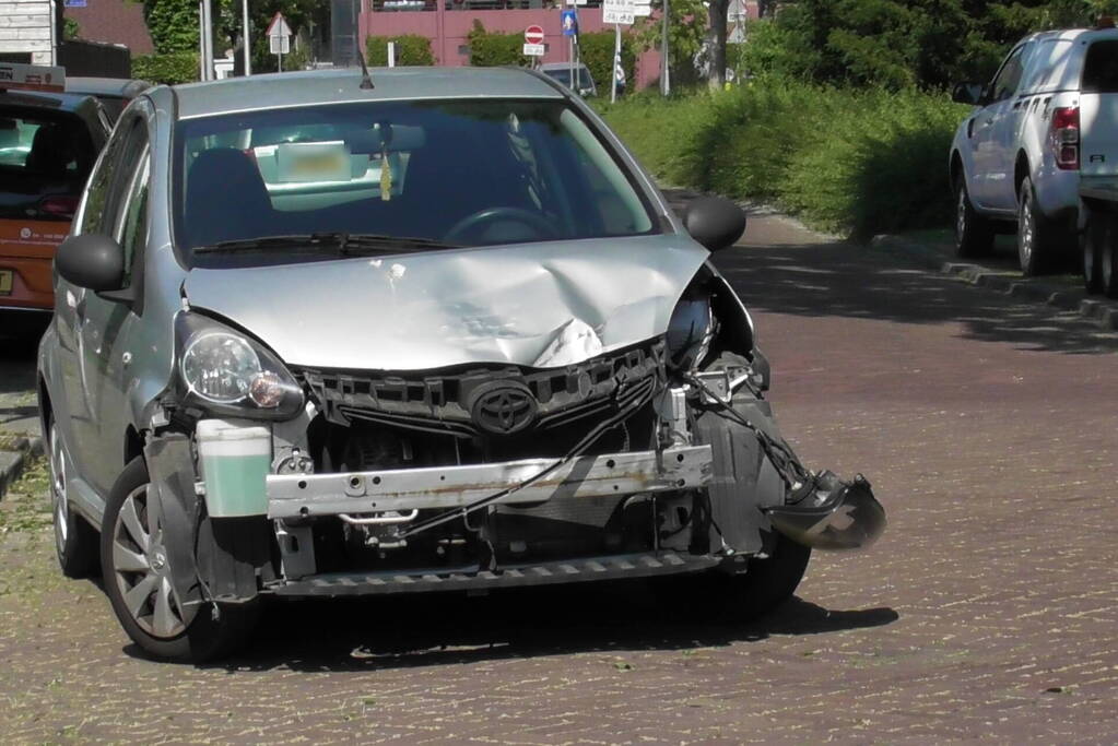 Motor belandt op de kop na aanrijding