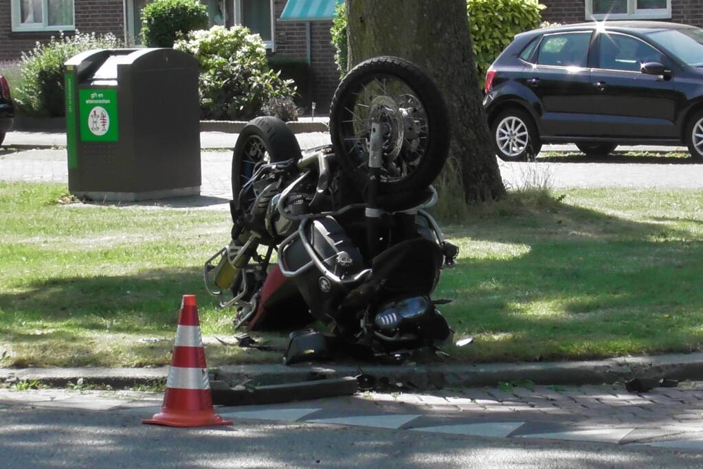 Motor belandt op de kop na aanrijding