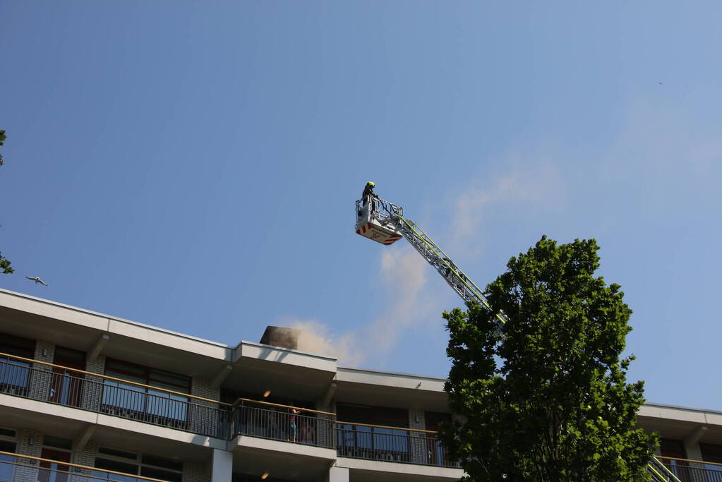 Enorme rookontwikkeling uit schoorsteen van flat