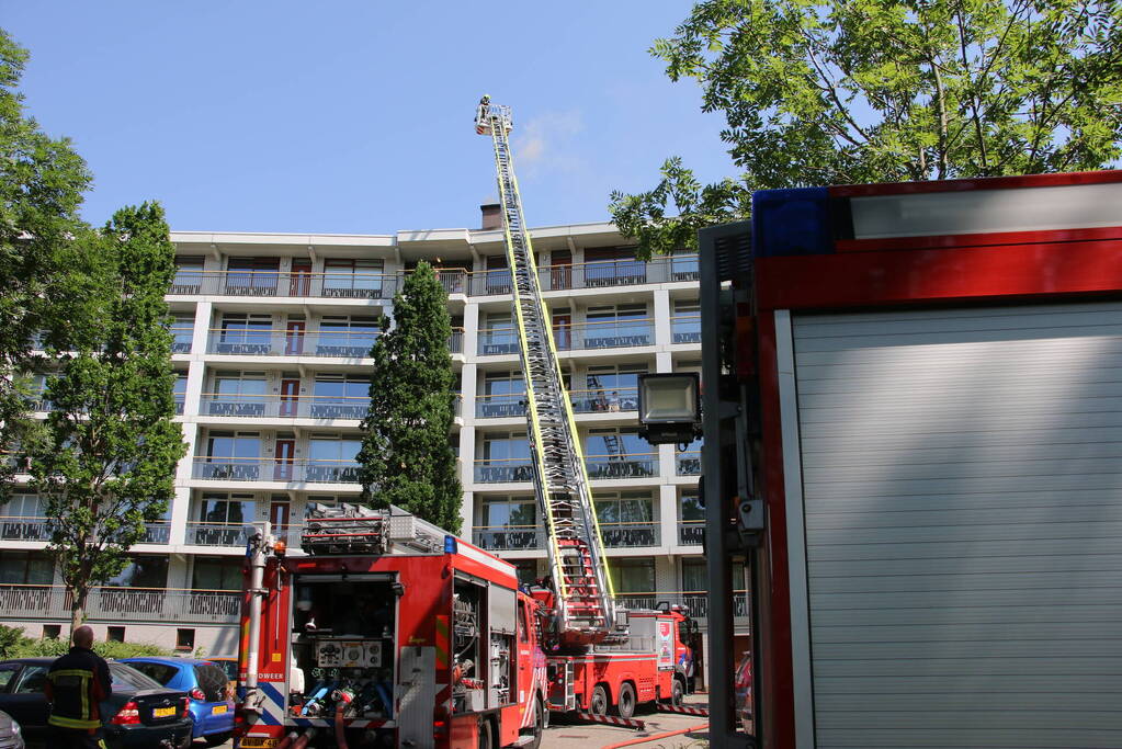 Enorme rookontwikkeling uit schoorsteen van flat