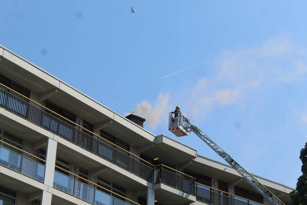 Enorme rookontwikkeling uit schoorsteen van flat