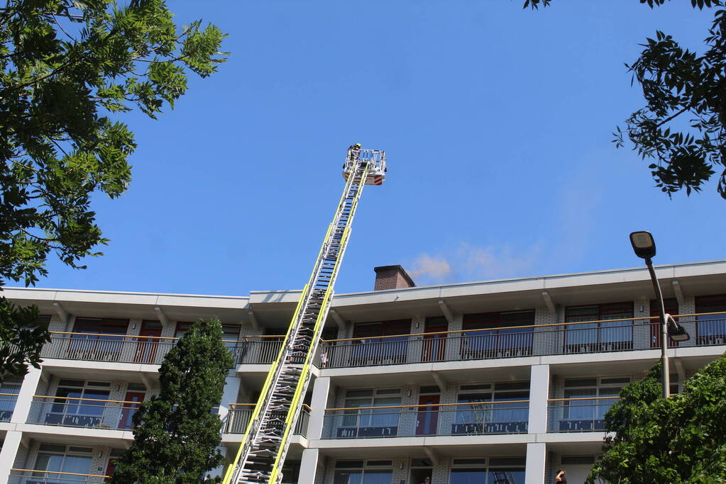 Enorme rookontwikkeling uit schoorsteen van flat