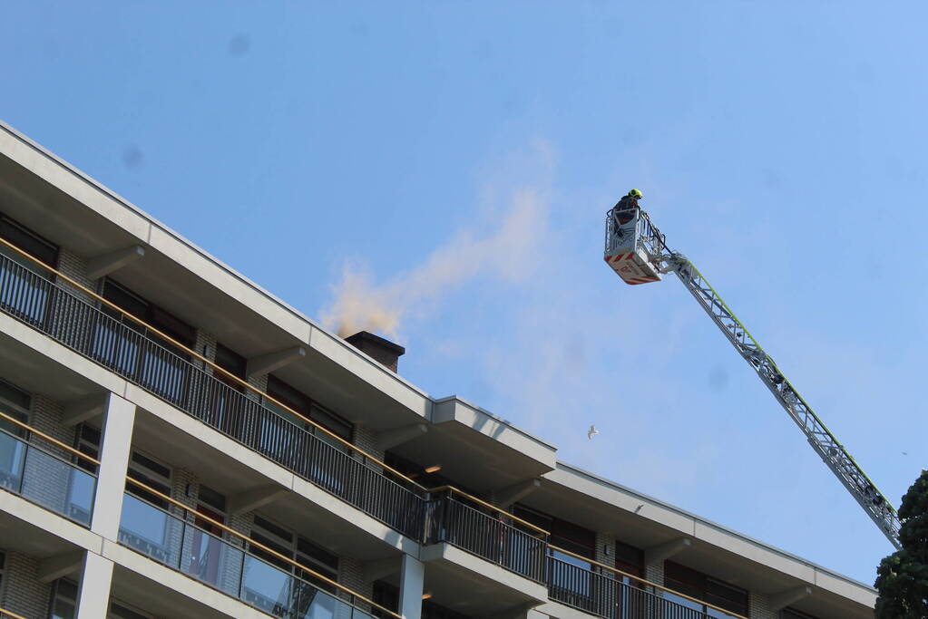 Enorme rookontwikkeling uit schoorsteen van flat