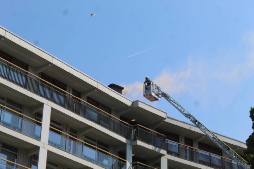 Enorme rookontwikkeling uit schoorsteen van flat