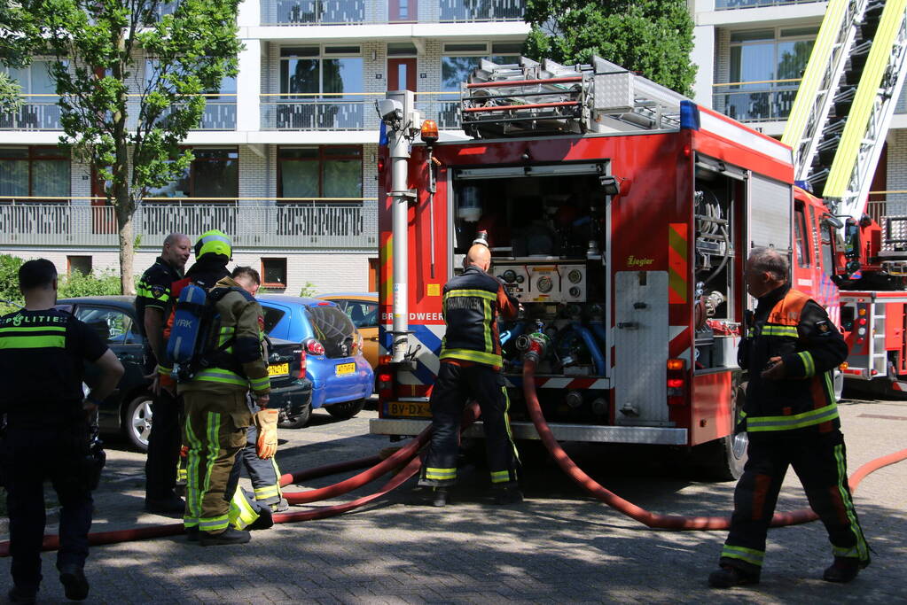 Enorme rookontwikkeling uit schoorsteen van flat