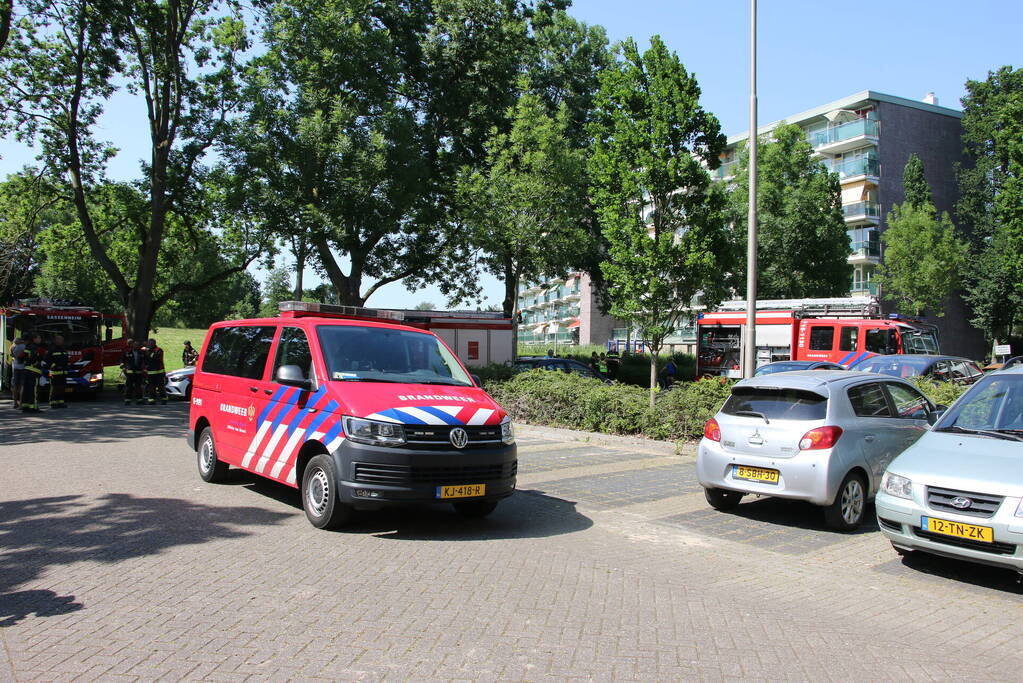 Enorme rookontwikkeling uit schoorsteen van flat