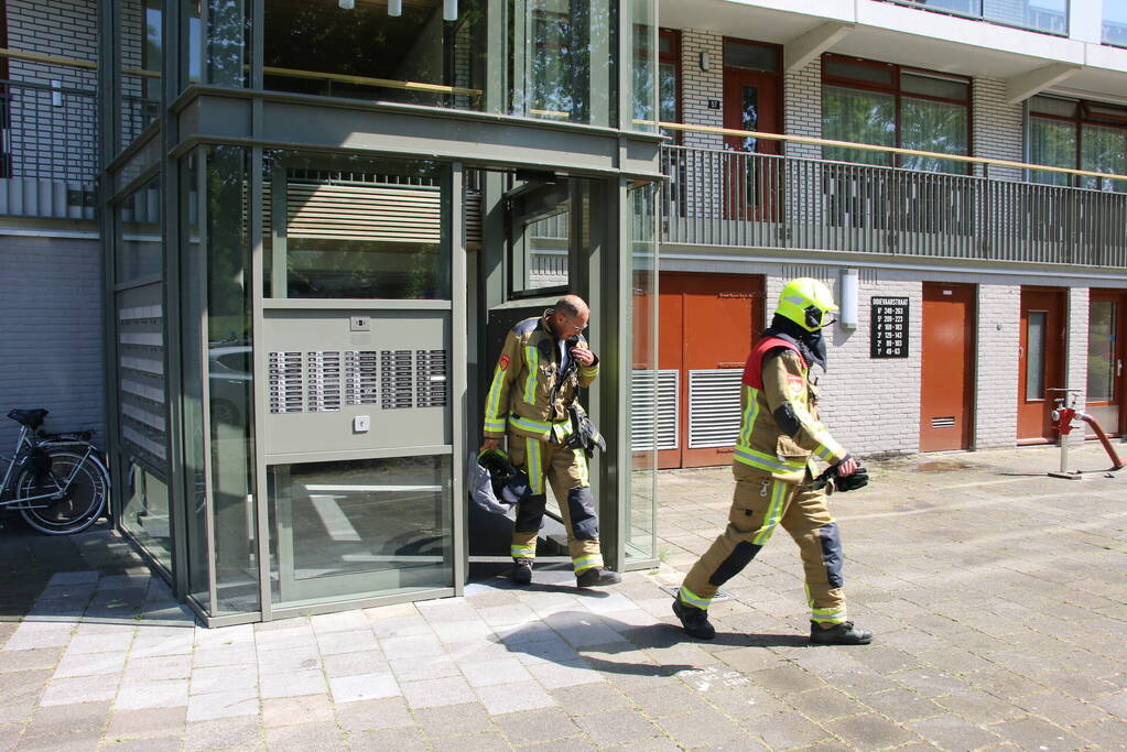 Enorme rookontwikkeling uit schoorsteen van flat