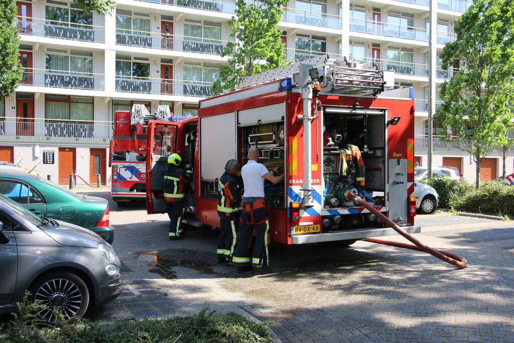 Enorme rookontwikkeling uit schoorsteen van flat