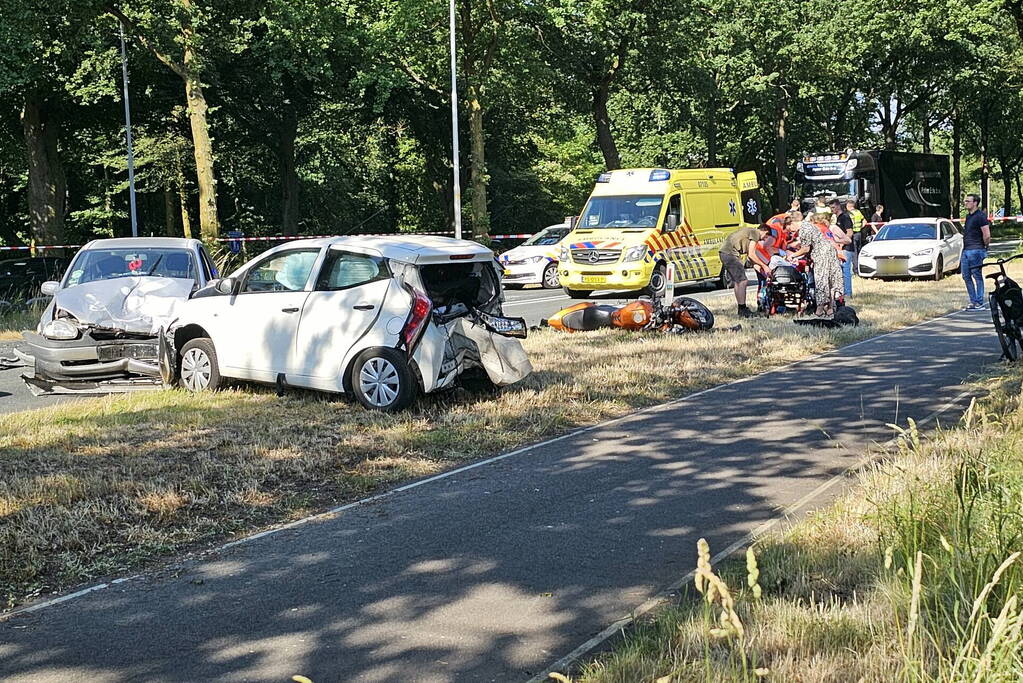 Ongeval tussen twee personenauto's en motor