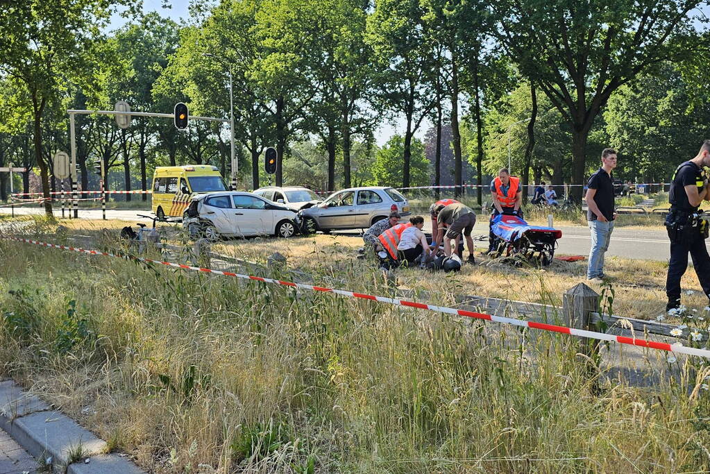 Ongeval tussen twee personenauto's en motor