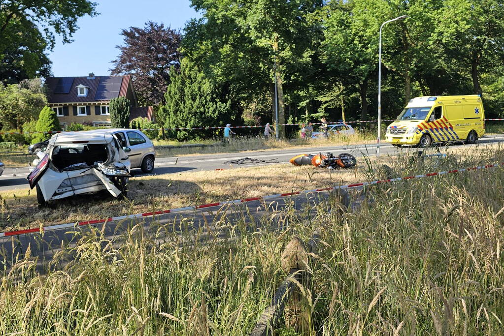 Ongeval tussen twee personenauto's en motor