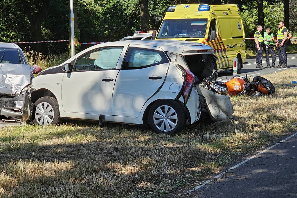 Ongeval tussen twee personenauto's en motor