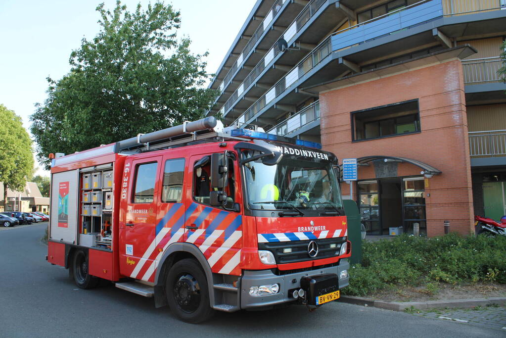 Hulpdiensten breken deur open bij waterlekkage