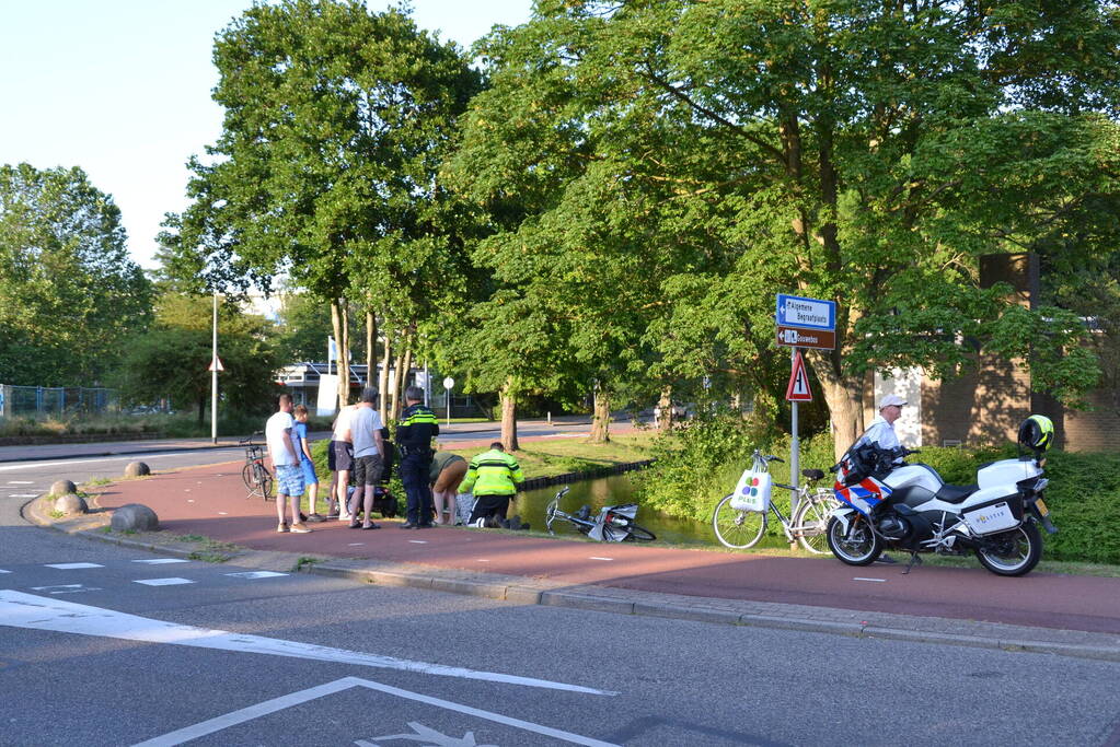 Oudere man in scootmobiel raakt te water