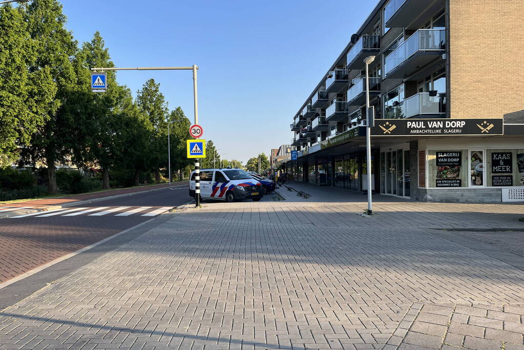 Oudere man in scootmobiel raakt te water