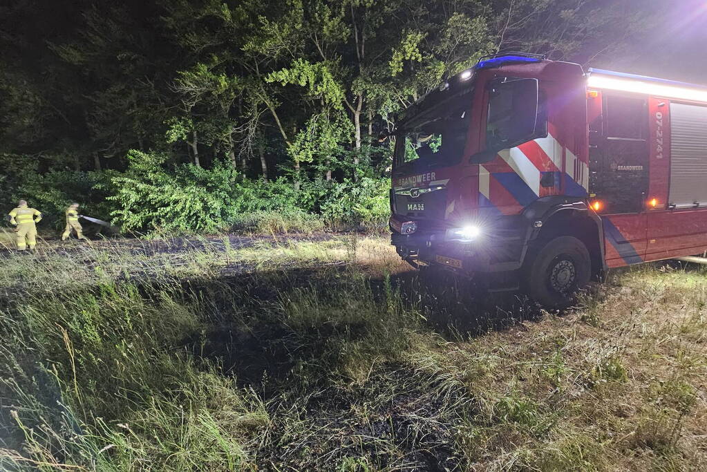 Brandweer blust brand in bosschage