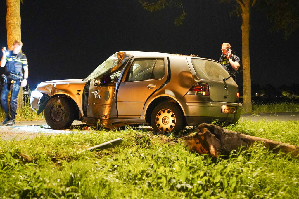 Personenauto slaat over de kop