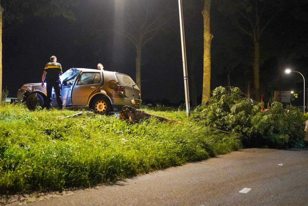 Personenauto slaat over de kop