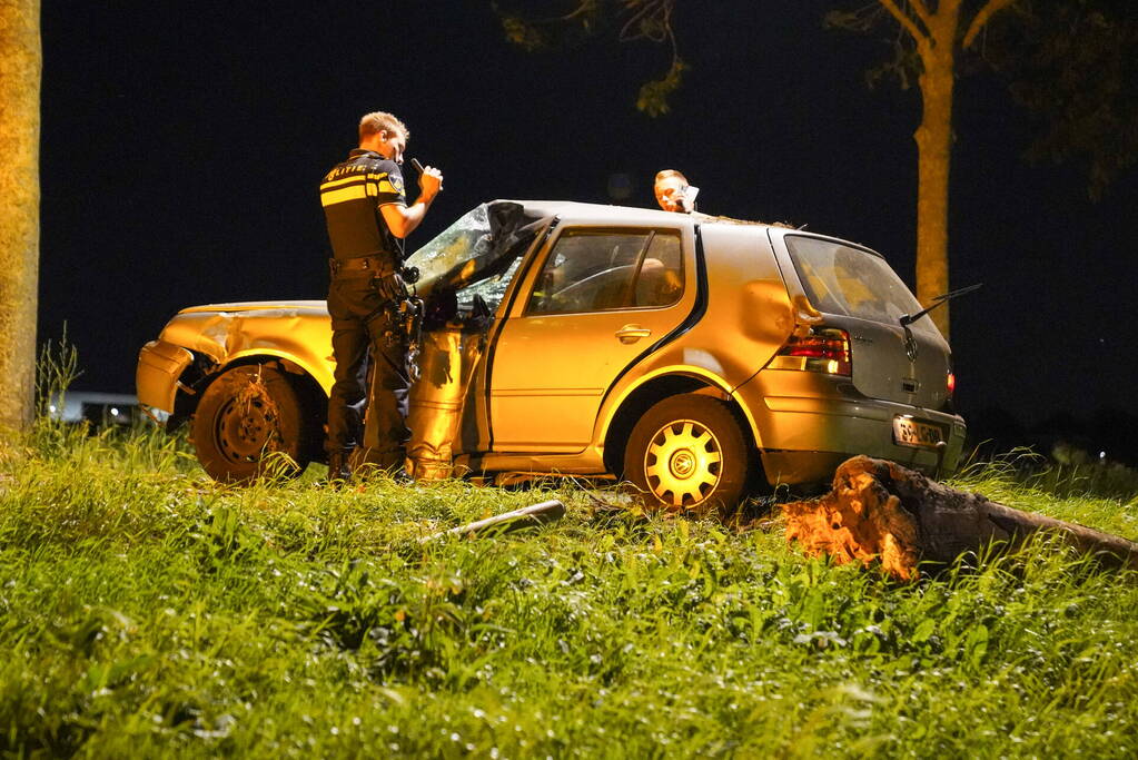 Personenauto slaat over de kop