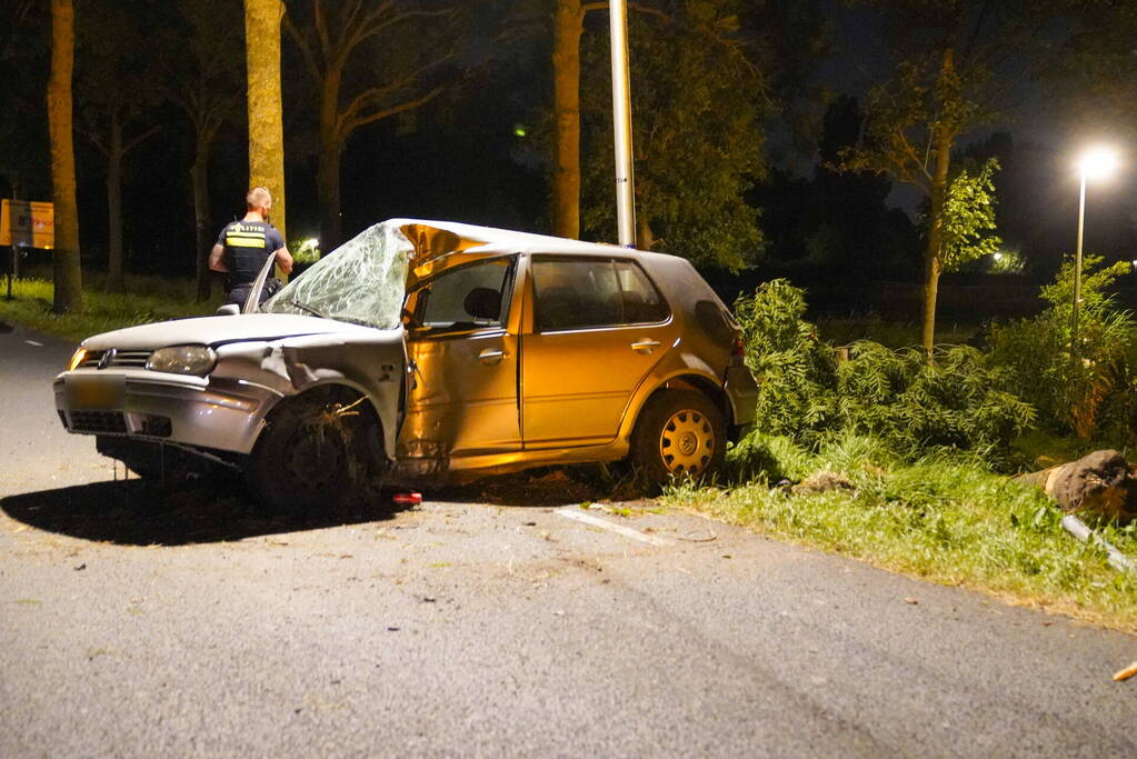 Personenauto slaat over de kop