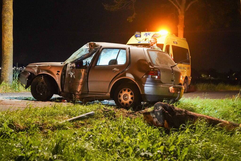 Personenauto slaat over de kop