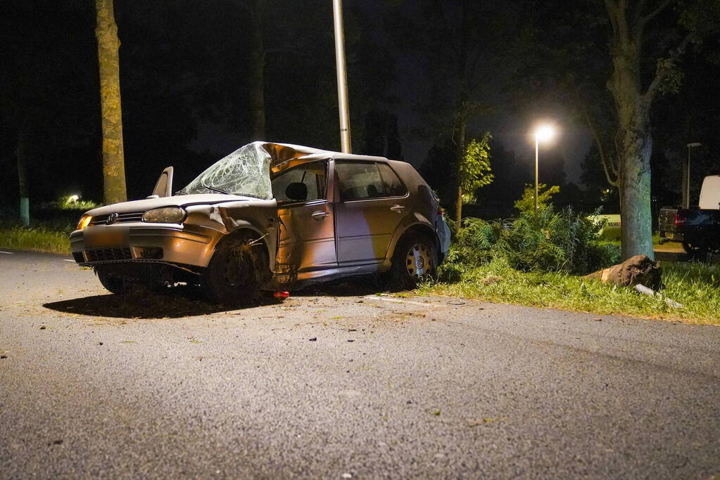 Personenauto slaat over de kop