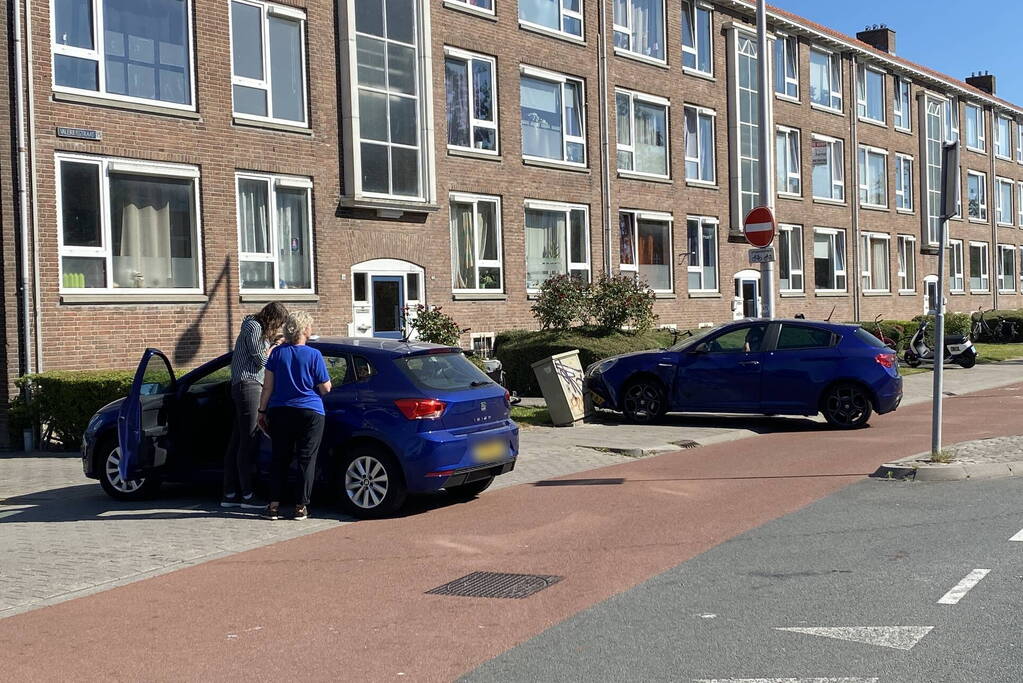 Twee personenauto's klappen op elkaar